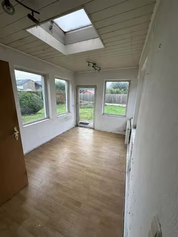 Zwangsversteigerung Eigentumswohnung in Hürtgenwald, Vossenack – Baufälliger und undichter Innenraum des Wintergartens.