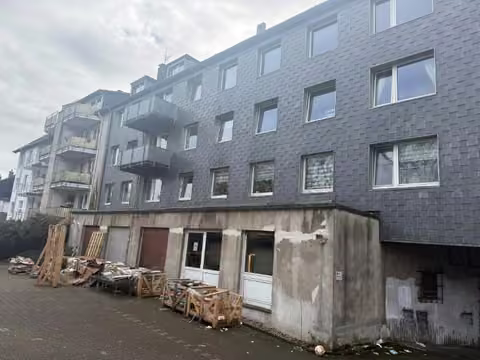 Zwangsversteigerung Mehrfamilienhaus in Essen, Huttrop – Rückansicht des Gebäudes mit Balkonen und dem rückwärtigen Hofbereich.