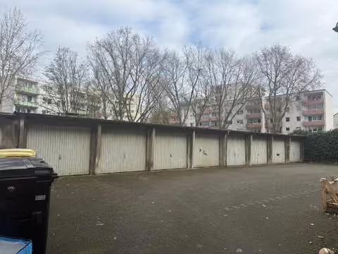Zwangsversteigerung Mehrfamilienhaus in Essen, Huttrop – Garagenhof mit den 8 dazugehörigen Garagen im hinteren Teil des Grundstücks.