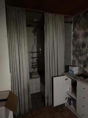 Zwangsversteigerung Eigentumswohnung in Hürtgenwald, Vossenack – Sanitärbereich mit massivem Schimmelpilzbefall infolge des Wasserschadens.