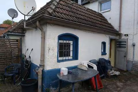 Zwangsversteigerung Einfamilienhaus in Herne, Wanne-Eickel – Rückseitige Ansicht des Reihenmittelhauses mit Anbauten.