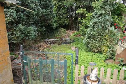Zwangsversteigerung Einfamilienhaus in Herne, Wanne-Eickel – Blick in den ebenen hinteren Gartenbereich des Grundstücks.