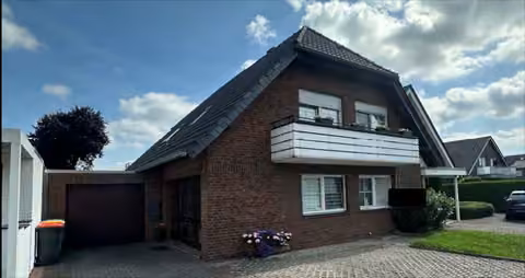 Zwangsversteigerung Mehrfamilienhaus in Dinslaken, Oberlohberg – Frontansicht des Zweifamilienhauses mit Garage am Kalthoffweg 29.