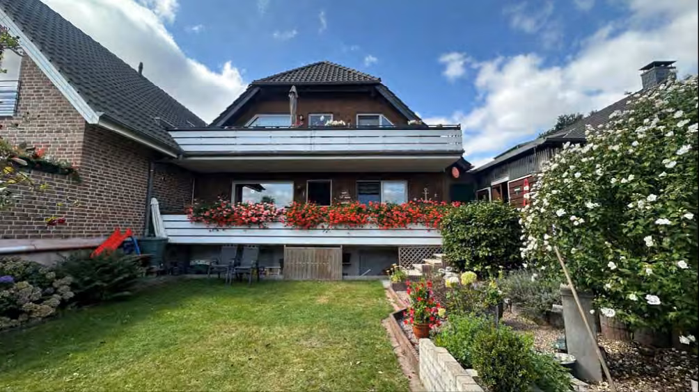 Zwangsversteigerung Mehrfamilienhaus in Dinslaken, Oberlohberg – Ost-Ansicht der Gartenseite mit den Balkonen.