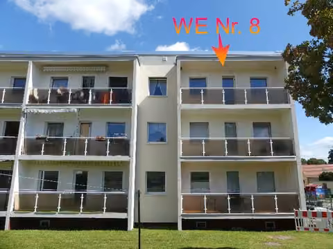 Zwangsversteigerung Eigentumswohnung in Dürrröhrsdorf-Dittersbach, Dürrröhrsdorf – Vorderansicht des Mehrfamilienhauses Am Quellenberg B 7a mit Balkonen.