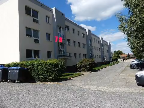 Zwangsversteigerung Eigentumswohnung in Dürrröhrsdorf-Dittersbach, Dürrröhrsdorf – Seitenansicht des Wohnkomplexes mit Eingangsbereich.