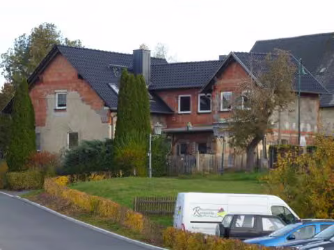 Zwangsversteigerung Einfamilienhaus in Königsee, Horba – Blick von der Ortsstraße auf den Ursprungsbau des Einfamilienhauses.