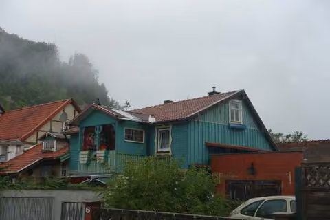 Zwangsversteigerung Einfamilienhaus in Harztor, Niedersachswerfen – Straßenansicht des Fachwerk-Wohnhauses mit befestigtem Eingangsbereich.
