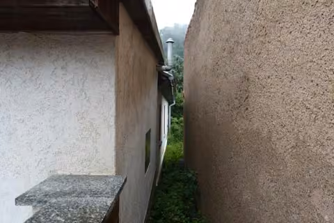 Zwangsversteigerung Einfamilienhaus in Harztor, Niedersachswerfen – Enge Rückfront des Wohnhauses zum Nachbargebäude.