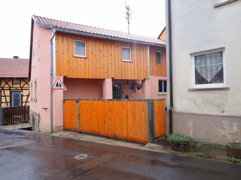 Zwangsversteigerung Einfamilienhaus in Hofheim, Rgheim – Ansicht des Nebengebudes und Hoftors
