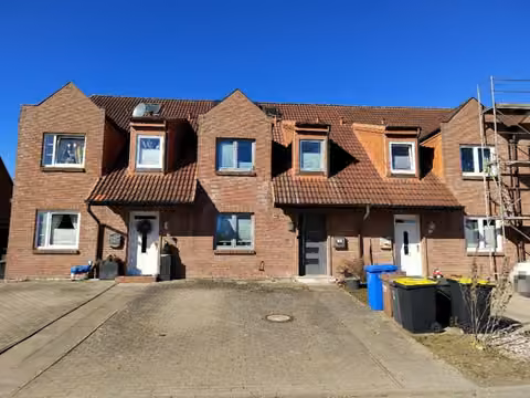 Zwangsversteigerung Einfamilienhaus in Bad Kleinen, Gallentin – Straßenseitige Ansicht des Reihenmittelhauses mit Eingangsbereich