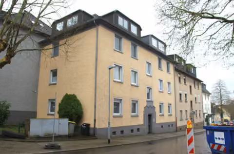 Zwangsversteigerung Eigentumswohnung in Essen, Bochold – Straßenansicht des Mehrfamilienhauses Bergmühle 13 in Essen.