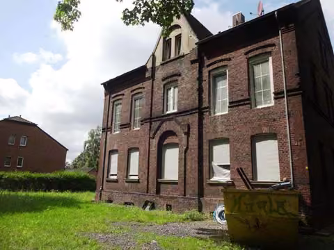Zwangsversteigerung in Herne, Herne-Mitte – Straßenansicht des Wohnhauses Grenzweg 48 aus Ziegelsichtmauerwerk.