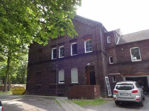 Zwangsversteigerung in Herne, Herne-Mitte – Giebelansicht mit dem Haupteingang des Wohnhauses Grenzweg 48.