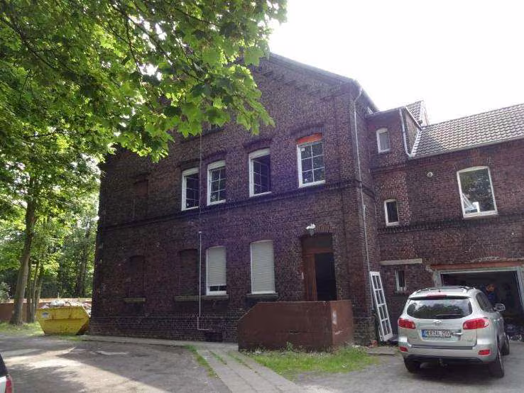 Zwangsversteigerung in Herne, Herne-Mitte – Giebelansicht mit dem Haupteingang des Wohnhauses Grenzweg 48.