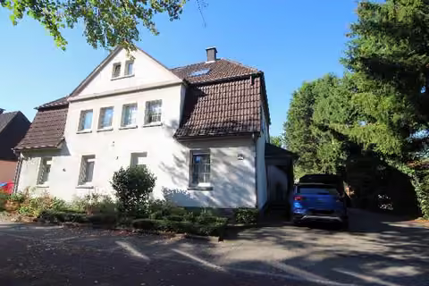 Zwangsversteigerung Eigentumswohnung in Marl, Brassert – Vorderansicht der Doppelhaushälfte mit dem Haupteingang.