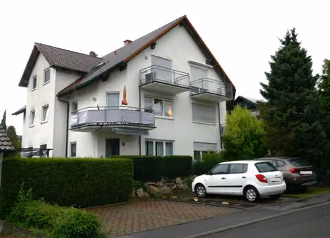 Zwangsversteigerung Eigentumswohnung in Großostheim, Pflaumheim – Seitenansicht des Gebäudes von Nordosten.