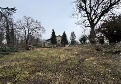 Zwangsversteigerung in München, Untermenzing – Blick über das grüne Freizeitgrundstück in Richtung Norden.