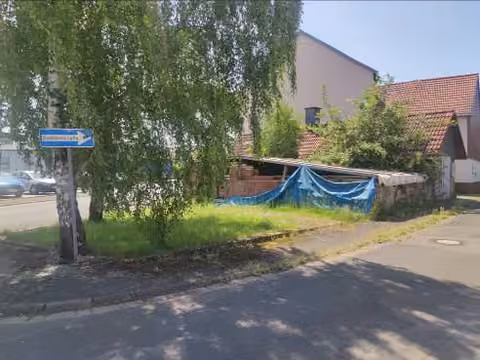 Zwangsversteigerung in Birstein, Böß-Gesäß – Blick auf das Bewertungsobjekt von Osten mit umgebender Vegetation.
