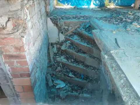 Zwangsversteigerung in Birstein, Böß-Gesäß – Blick auf die desolate Kellertreppe der Ruine.