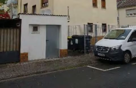Zwangsversteigerung Eigentumswohnung in Frankfurt am Main, Griesheim – Nordfassade des Gebäudes mit Kennzeichnung der Wohnung im 1. OG.