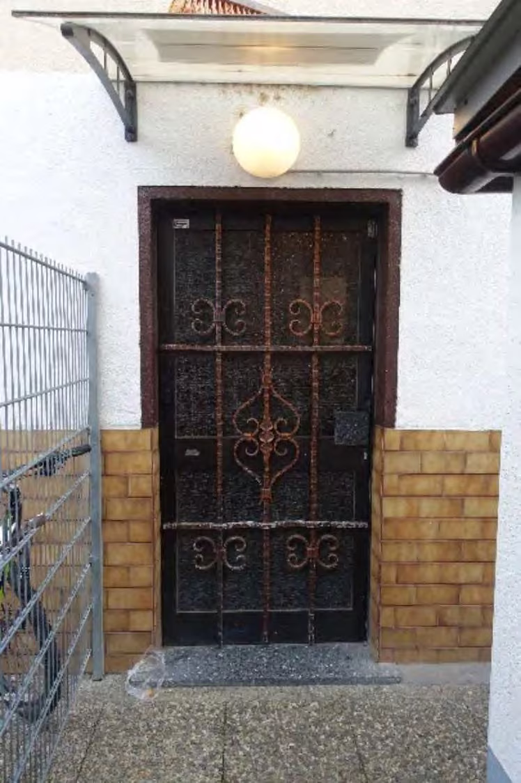 Zwangsversteigerung Eigentumswohnung in Frankfurt am Main, Griesheim – Hauseingangstür des Mehrfamilienhauses.