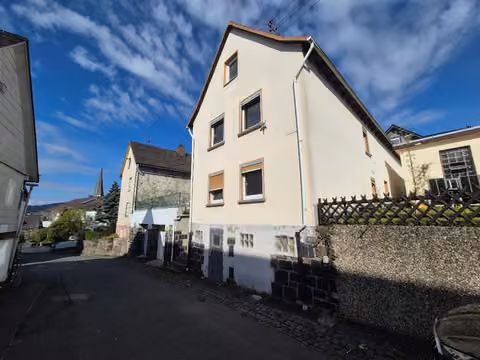 Zwangsversteigerung Einfamilienhaus in Biedenkopf, Wallau – Straßenseitige Außenansicht des Einfamilienhauses.