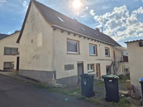 Zwangsversteigerung Einfamilienhaus in Biedenkopf, Wallau – Rückwärtige Ansicht des Wohngebäudes.
