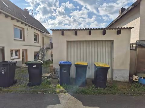 Zwangsversteigerung Einfamilienhaus in Biedenkopf, Wallau – Ansicht der oberen Garage.