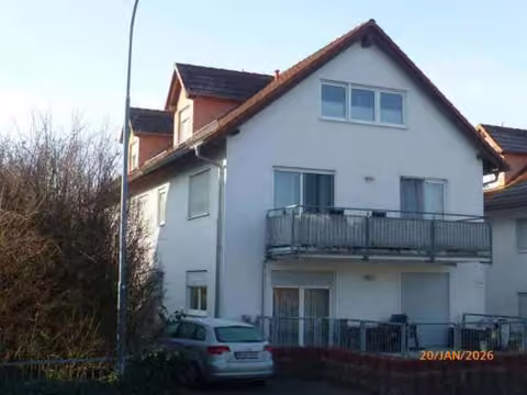 Zwangsversteigerung Eigentumswohnung in Mühltal, Nieder-Ramstadt – Ansicht des Mehrfamilienhauses von Osten.