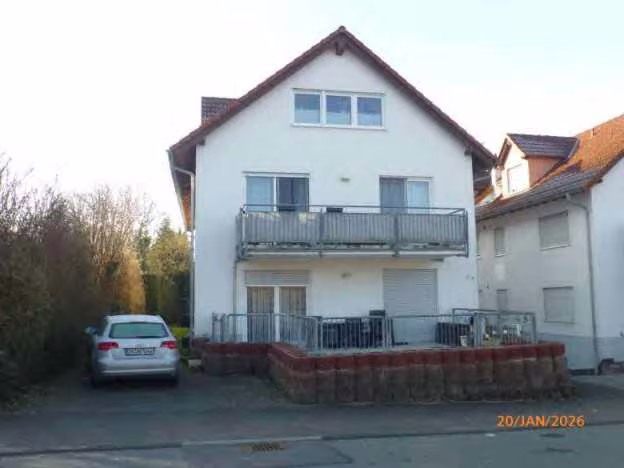 Zwangsversteigerung Eigentumswohnung in Mühltal, Nieder-Ramstadt – Ansicht von Nord-Osten, Straßenseite.
