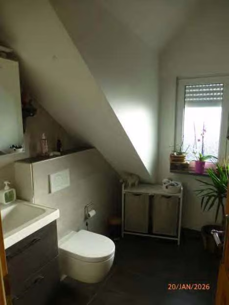 Zwangsversteigerung Eigentumswohnung in Mühltal, Nieder-Ramstadt – Innenansicht des Badezimmers der Wohnung Nr. 5.