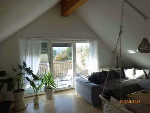 Zwangsversteigerung Eigentumswohnung in Mühltal, Nieder-Ramstadt – Innenansicht des Wohnzimmers der Wohnung Nr. 5.