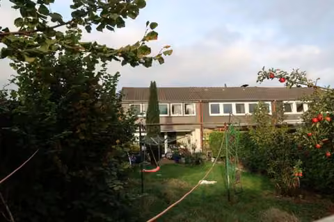 Zwangsversteigerung Reihenhaus in Westerstede – Südwestansicht auf Flurstück 60/289 mit Gartenbereich.