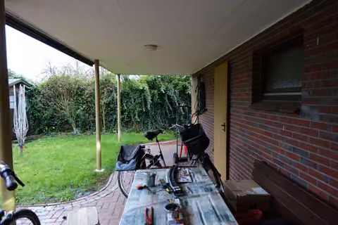 Zwangsversteigerung Einfamilienhaus in Westerstede – Innenansicht der Garage mit Abstellmöglichkeiten.