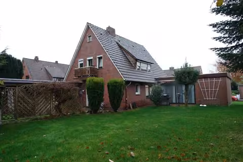 Zwangsversteigerung Einfamilienhaus in Westerstede – Straßenansicht des Wohnhauses aus süd-westlicher Richtung.