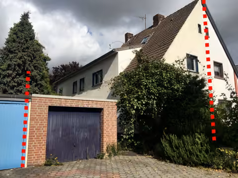 Zwangsversteigerung Doppelhaushälfte in Ahlen – Straßenseitige Außenansicht der Doppelhaushälfte mit Garage.