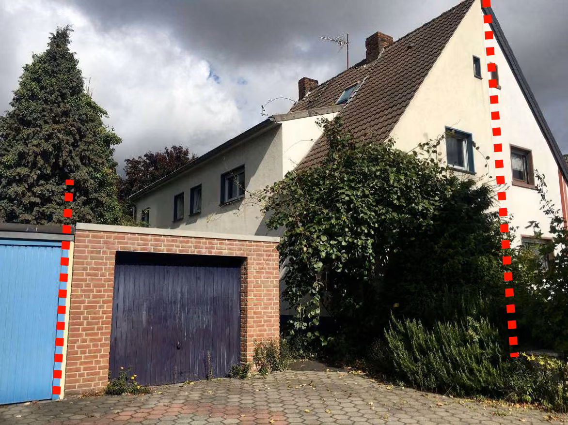 Zwangsversteigerung Doppelhaushälfte in Ahlen – Fassade Süd und West mit Garage und straßenseitigem Außenbereich.