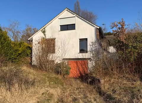 Zwangsversteigerung Einfamilienhaus in Lemgo, Brake – Straßenseitige Westansicht des Hauses.
