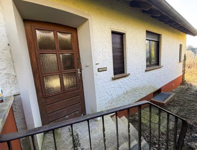 Zwangsversteigerung Einfamilienhaus in Lemgo, Brake – Hauseingang an der Nordseite.