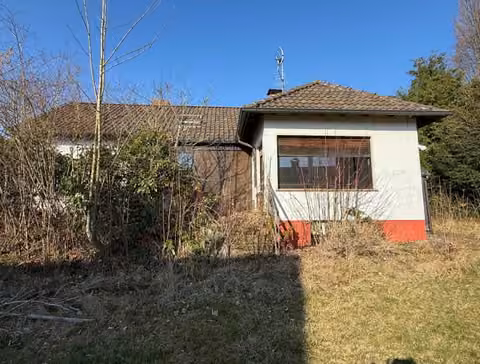 Zwangsversteigerung Einfamilienhaus in Lemgo, Brake – Südseite des Gebäudes mit Gartenfläche.