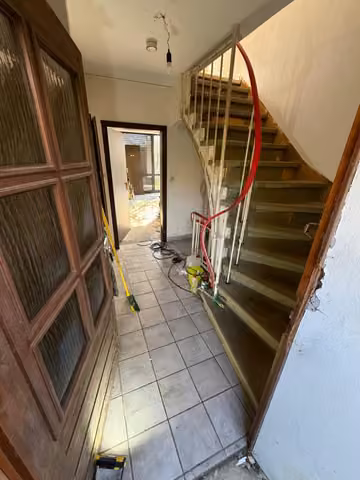 Zwangsversteigerung Einfamilienhaus in Lemgo, Brake – Flurbereich mit Treppenaufgang zum Dachgeschoss.
