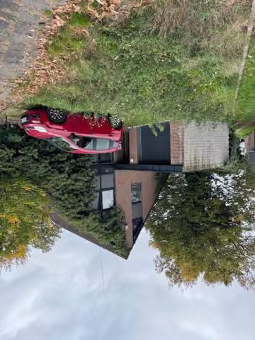 Zwangsversteigerung Einfamilienhaus in Willich – Außenansicht des Einfamilienhauses mit Garage und Vorgarten.