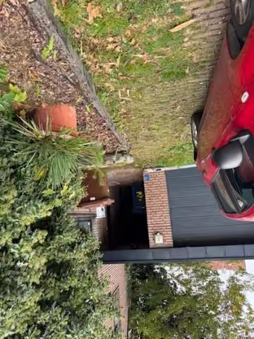 Zwangsversteigerung Einfamilienhaus in Willich – Hauszuwegung und Garagenzufahrt des Einfamilienhauses.