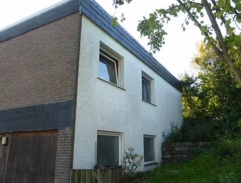 Zwangsversteigerung Einfamilienhaus in Paderborn, Kernstadt – Frontansicht des Wohnhauses.