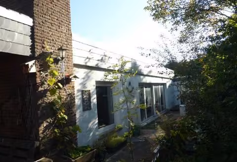 Zwangsversteigerung Einfamilienhaus in Paderborn, Kernstadt – Ansicht von hinten mit Terrasse.