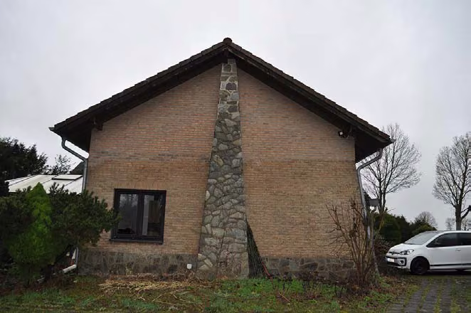 Zwangsversteigerung Einfamilienhaus in Erkelenz, Venrath – Rückansicht des Hauses mit dem angebauten Wintergarten.
