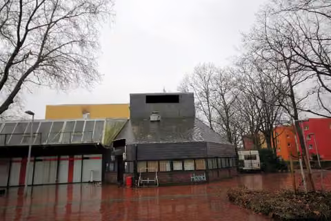 Zwangsversteigerung Büro in Dorsten, Wulfen – Außenansicht der Gewerbeeinheit mit dem Eingangsbereich.