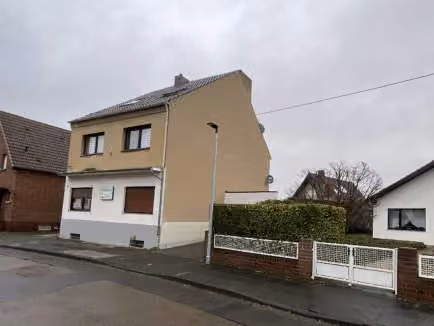 Zwangsversteigerung Zweifamilienhaus in Erftstadt, Liblar – Südostansicht des Zweifamilienhauses von der Straße aus gesehen.