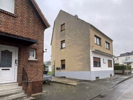 Zwangsversteigerung Zweifamilienhaus in Erftstadt, Liblar – Nordwestansicht des Gebäudes mit Giebelseite.